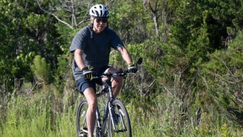 Joe Biden se cae de la bicicleta; la Casa Blanca dice que él está bien