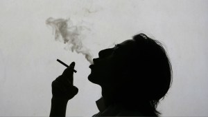 Fumar marihuana aumenta los niveles de sustancias químicas potencialmente  dañinas, pero en menor grado que fumar tabaco