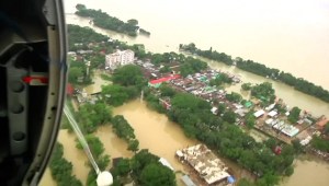 Desde el cielo lanzan provisiones para los afectados por las inundaciones en Bangladesh