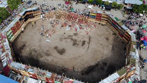 Investigan el derrumbe de palcos de plaza de toros en Colombia