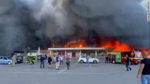 Ataque aéreo ruso a un centro comercial de la ciudad de Kremenchuk deja al menos 10 muertos y 40 heridos