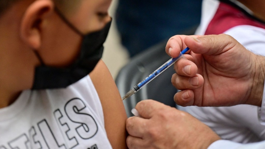 Un niño recibe la vacuna covid-19 de Pfizer-BioNTech en la Ciudad de México, el lunes 27 de junio de 2022. (Foto: PEDRO PARDO/AFP vía Getty Images)