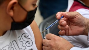 Un niño recibe la vacuna covid-19 de Pfizer-BioNTech en la Ciudad de México, el lunes 27 de junio de 2022. (Foto: PEDRO PARDO/AFP vía Getty Images)
