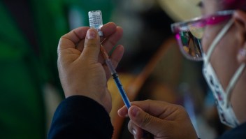 Una dosis de la vacuna contra covid-19 de Pfizer en México.