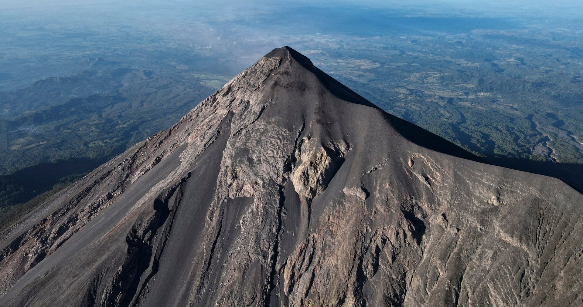 Volcán de Fuego, Guatemala registra explosiones y expulsa ceniza