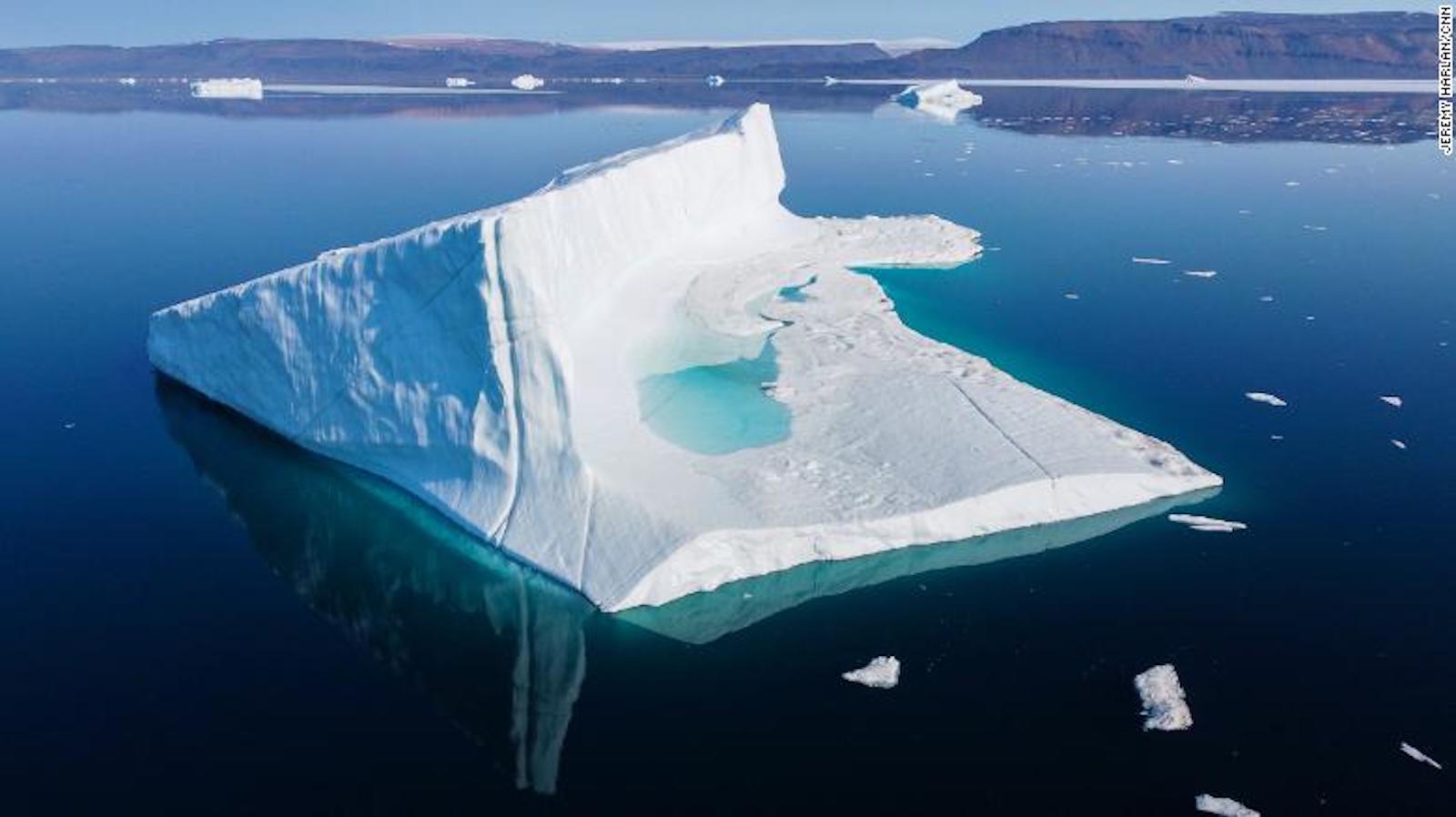 El hielo marino se forma cuando trozos de la capa de hielo de Groenlandia se desprenden y fluyen hacia el océano.