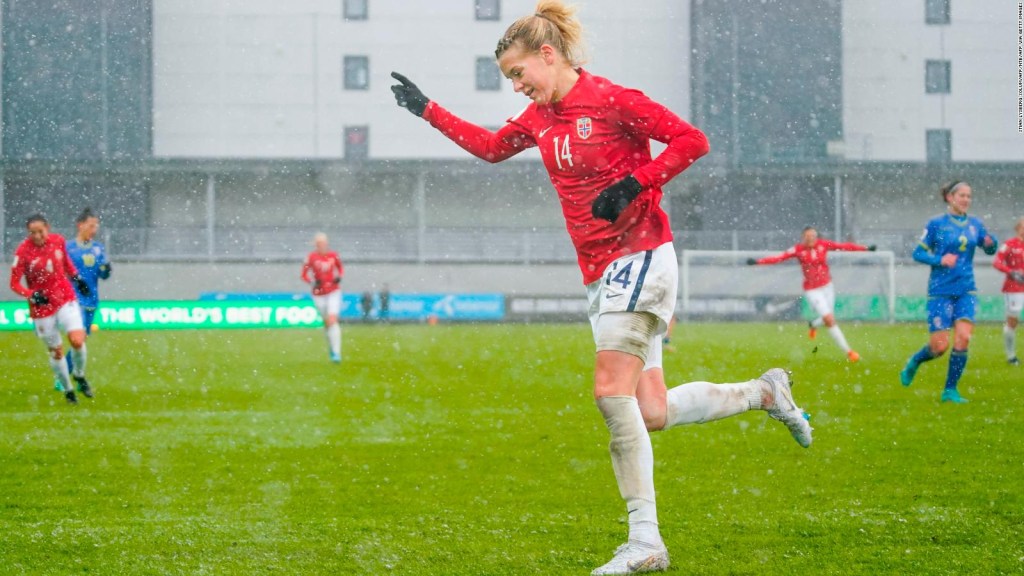 Ada Hegerberg anotó en su regreso a la selección nacional de Noruega.