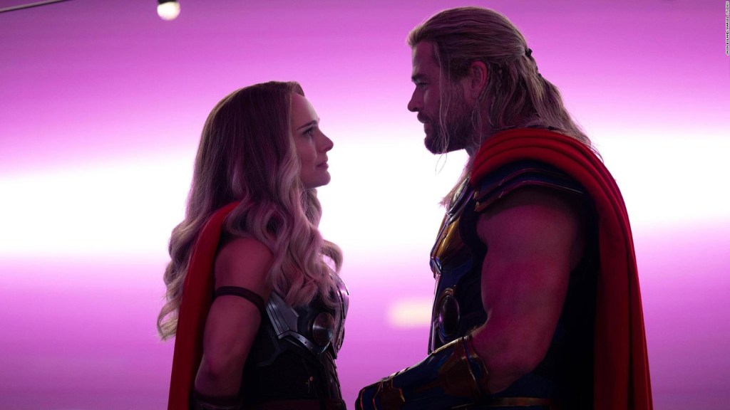 Natalie Portman y Chris Hemsworth en 'Thor: Love and Thunder'.