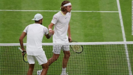 Kyrgios y Tsitsipas se saludan fríamente tras el encendido partido en Wimbledon