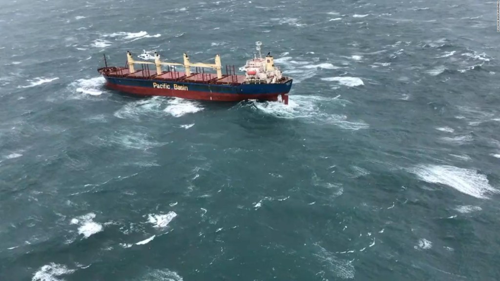 Rescatan a tripulantes de buque varado en Australia