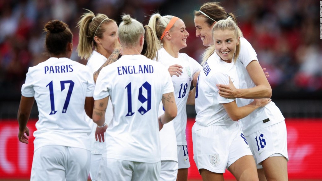Jill Scott celebra tras marcar el cuarto gol de Inglaterra durante su victoria sobre Suiza.
