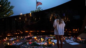 Una mujer observa las velas y flores dejadas para las víctimas del tiroteo del desfile del 4 de julio, el martes 5 de julio de 2022 en Highland Park, Illinois. (Foto: Taylor Glascock/CNN Digital)