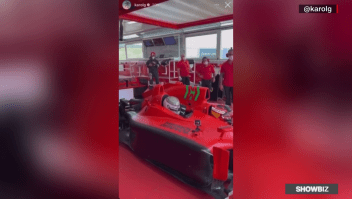 Karol G visita la fábrica de Ferrari y conduce por primera vez un Formula 1