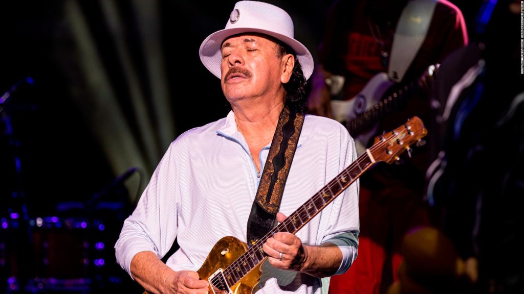 Carlos Santana sviene sul palco durante il suo concerto nel Michigan