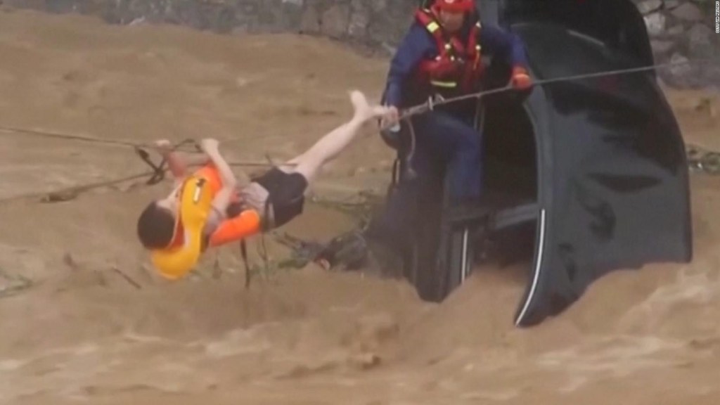Mira el rescate de una mujer atrapada en su coche en una inundación