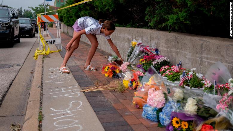 Una persona en duelo visita un sitio en homenaje a las víctimas del tiroteo masivo durante el desfile del 4 de julio, el miércoles en Highland Park, Illinois.