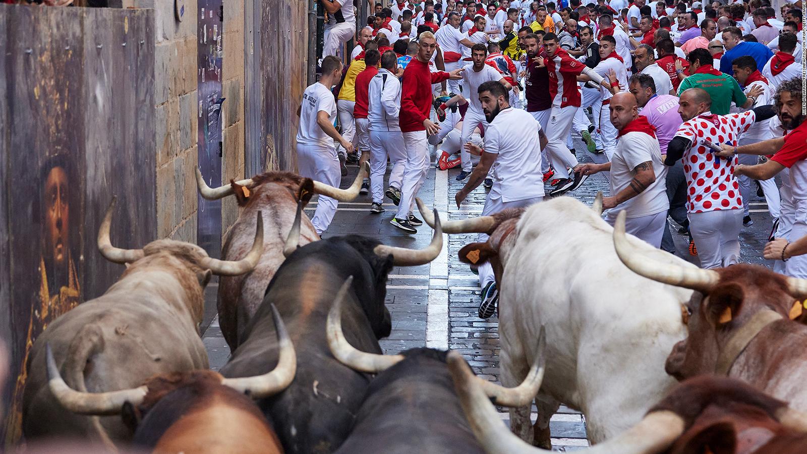 Primer encierro con toros en las Fiestas de San Fermín deja unos 6 heridos  | Video | CNN