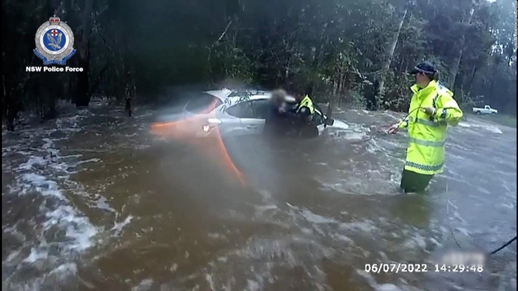 This is how they rescue a woman trapped in a car in the middle of floods