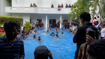 Manifestantes nadan en piscina presidencial tras irrumpir en el palacio en Sri Lanka