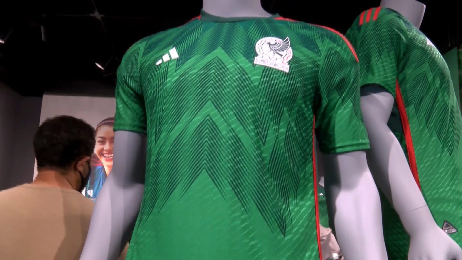 La Selección Mexicana presenta su nueva camiseta para el Mundial de Qatar  2022 | Video | CNN