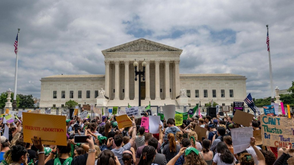Mujeres protestan frente a la Corte Suprema de EE.UU