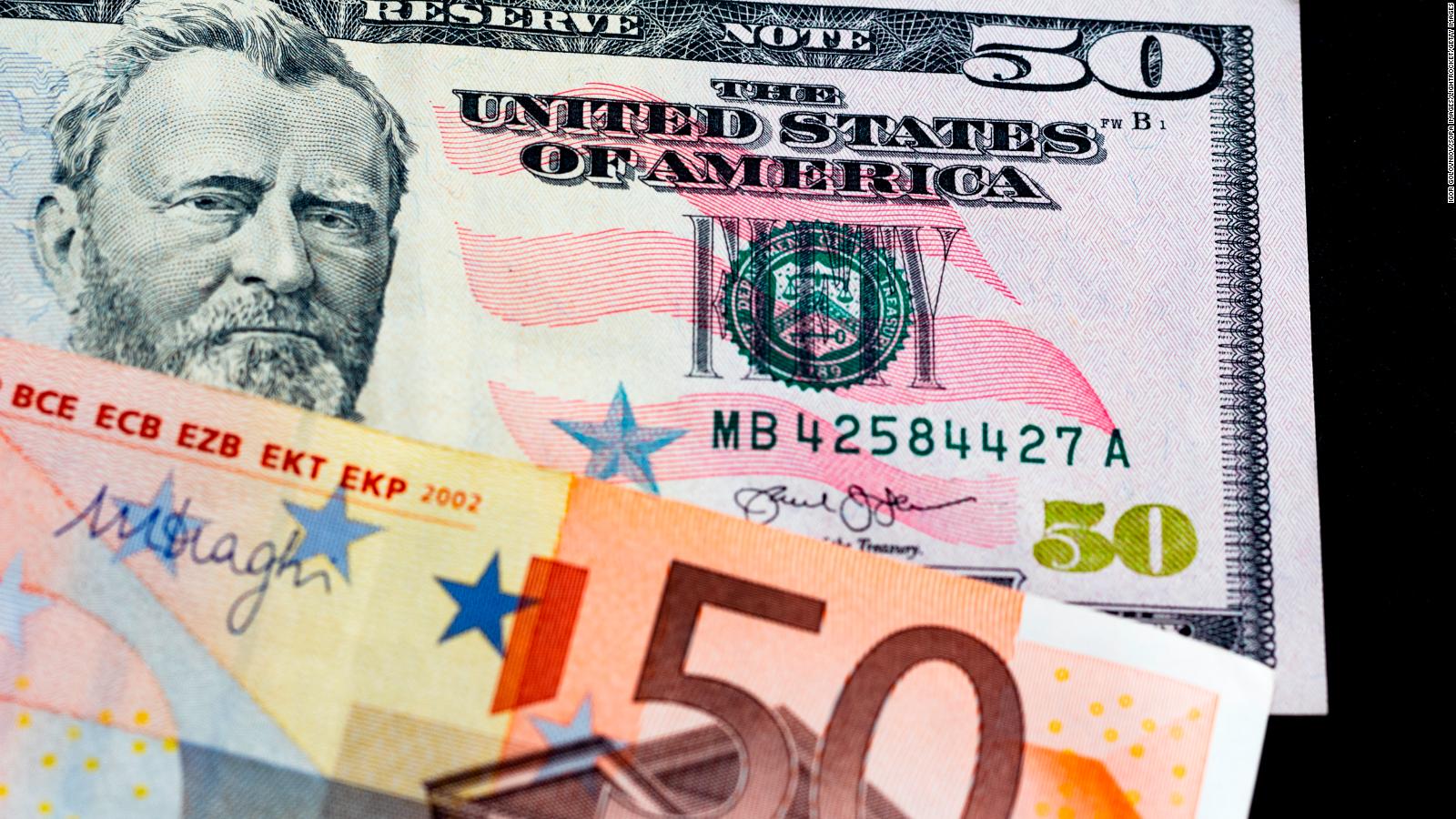 El euro y el dólar alcanzan la paridad por primera vez en 20 años