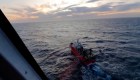 Así rescatan a un hombre que se habría infartado en medio del mar argentino