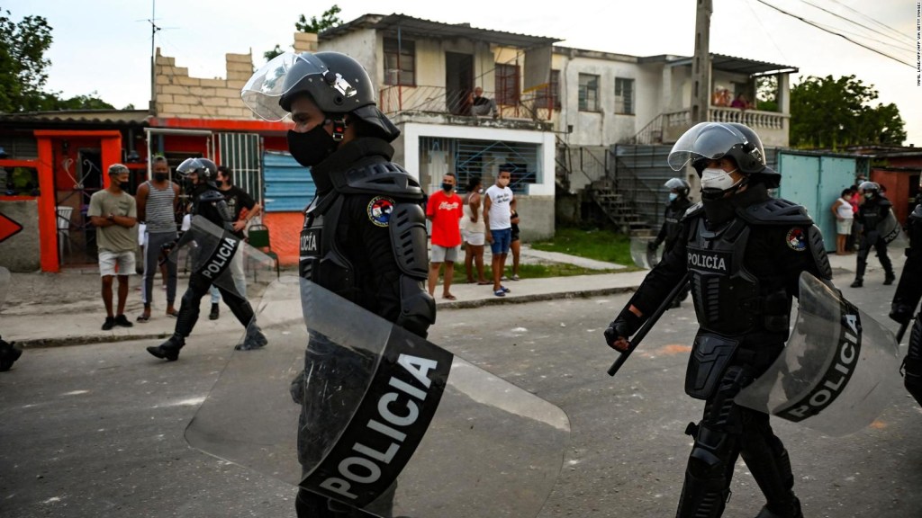 How serious is the level of repression in Cuba, according to HRW?
