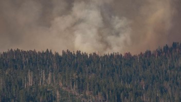 Imágenes aéreas muestran el avance de las llamas en el Yosemite