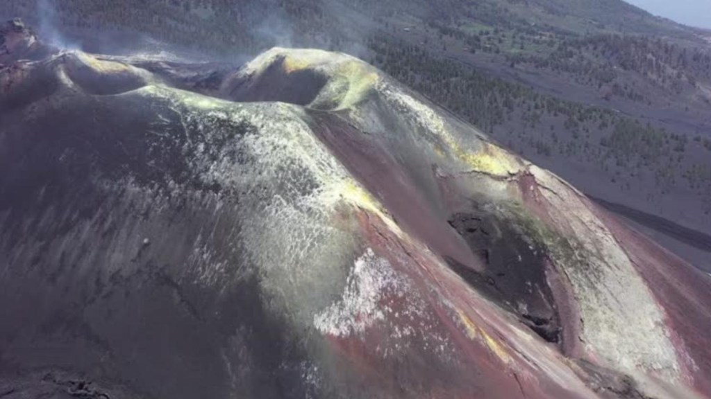 Dron muestra conchas de volcán en La Palma 10 meses después