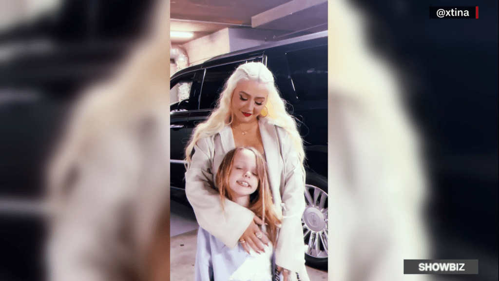 Christina Aguilera dice que su hija pone música en español cuando van en el auto