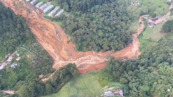 Al menos dos muertos tras deslizamiento de tierra en Medellín