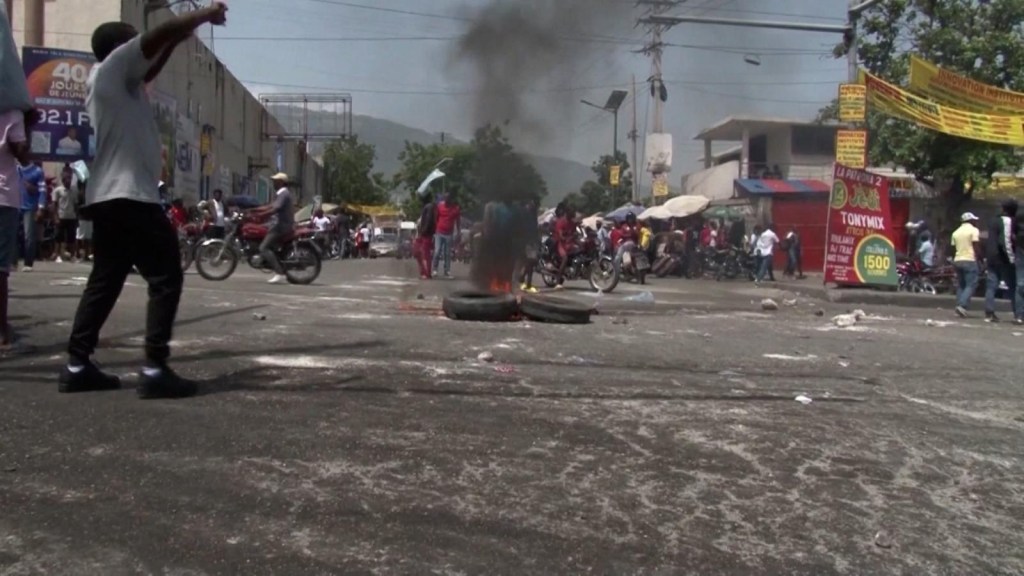 Peleas de pandillas tienen a haitianos sin servicios