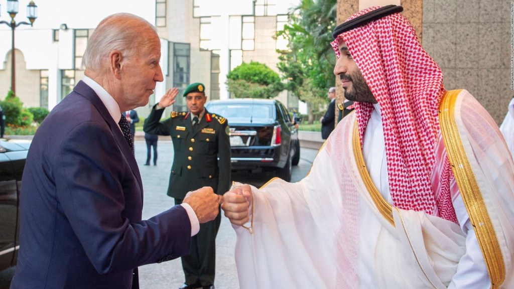 Biden and the Saudi prince shake hands