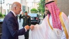 Biden y el príncipe saudí se saludan de puño