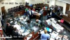 Papá enfrenta cargos por atacar al asesino de su hijo en la corte