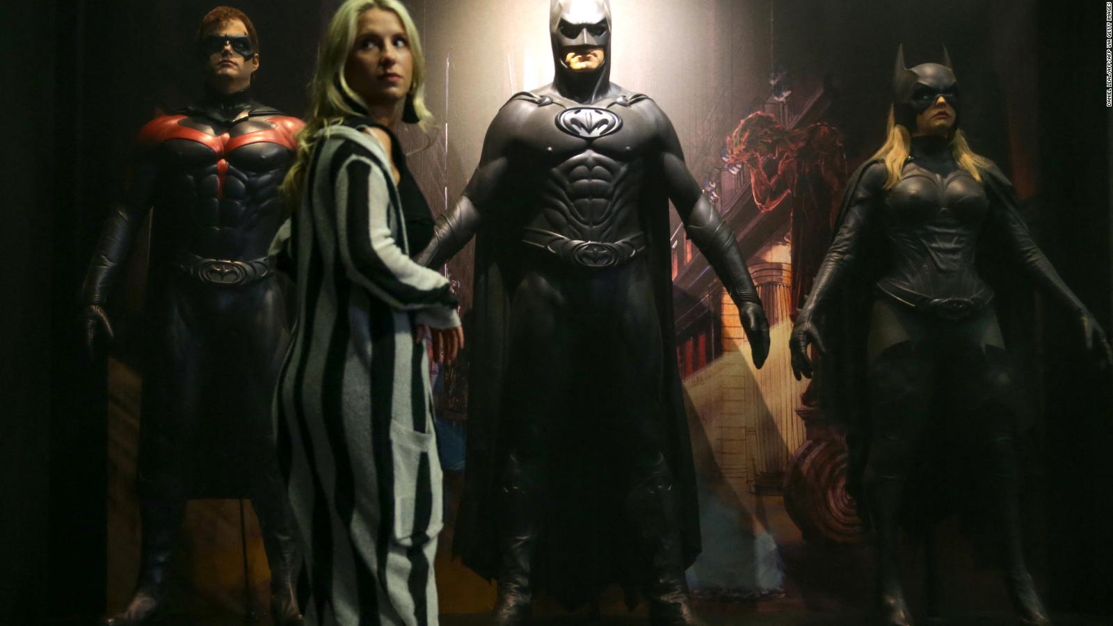 Subastan traje de Batman con pezones que usó George Clooney | Video