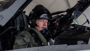 Mira cómo Boris Johnson se atrevió a volar un avión británico