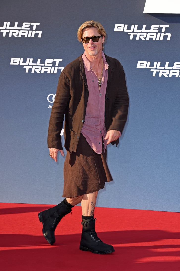 Brad Pitt luciendo una falda en la alfombra roja