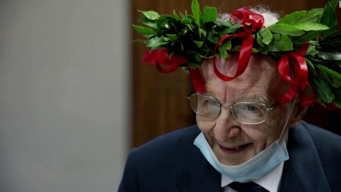 Este italiano de 98 años se graduó de su segundo título universitario