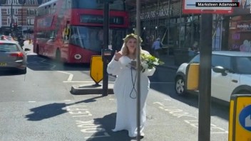 Buen samaritano lleva a una novia varada a su boda