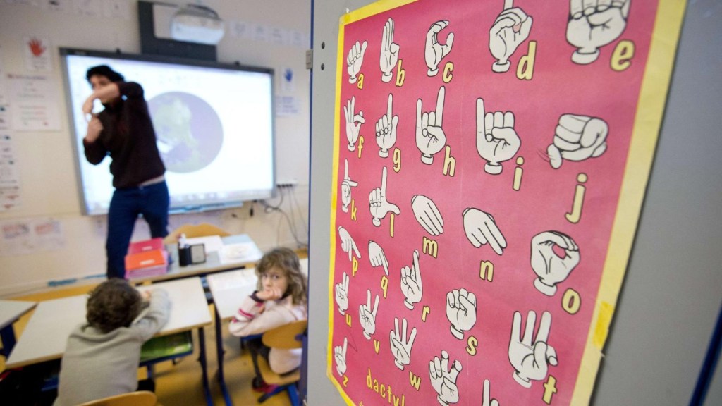 Deaf people demand recognition of sign language
