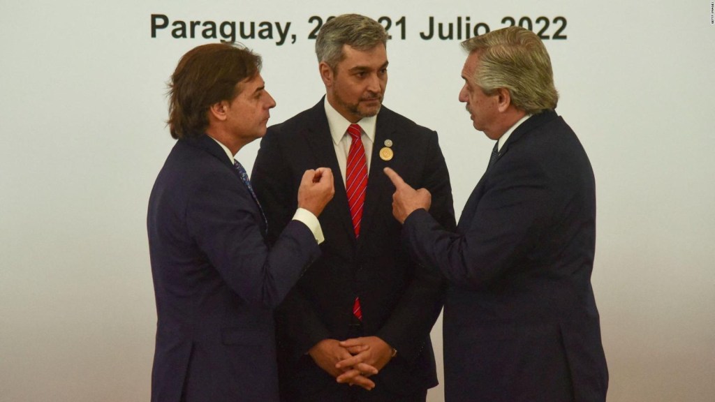 This was the tense crossing between the presidents of Argentina and Uruguay