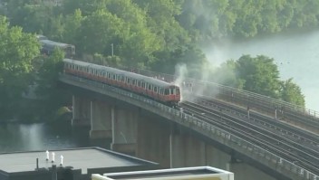 Pasajeros intentan escapar de tren en llamas; una persona saltó un puente