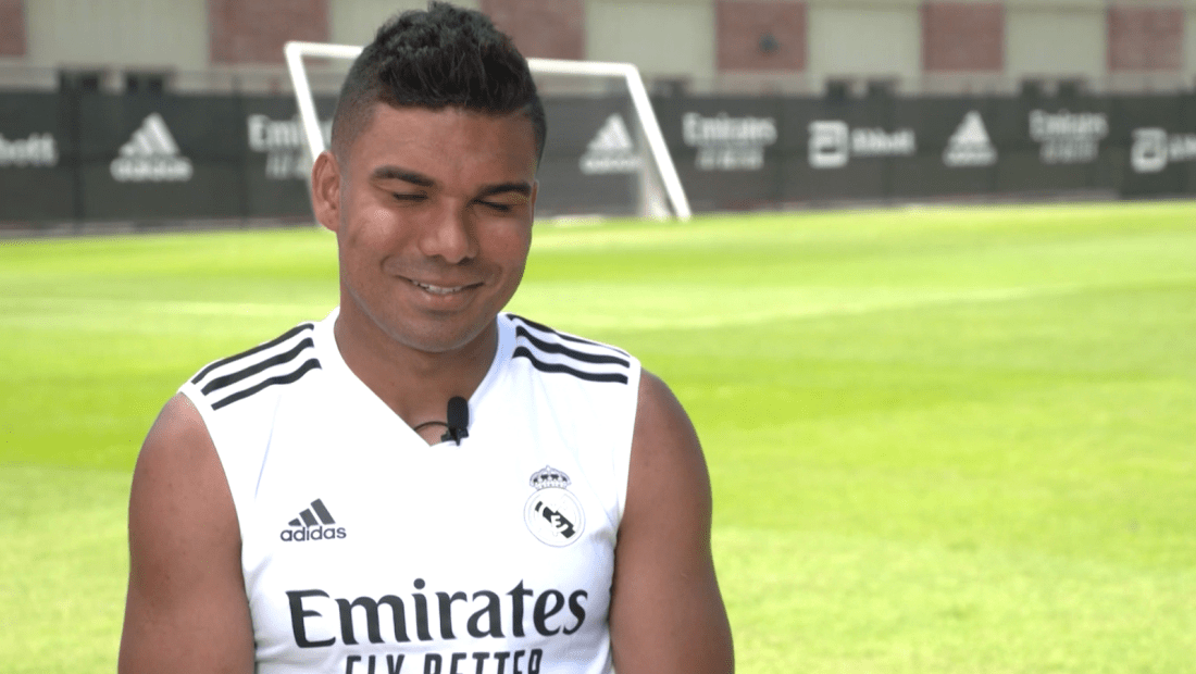 Mira la reacción de Casemiro cuando sus compañeros le hacen una broma durante su entrevista con CNN