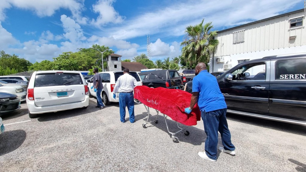 El cuerpo de uno de los fallecidos es retirado por los trabajadores de la morgue en Nassau.