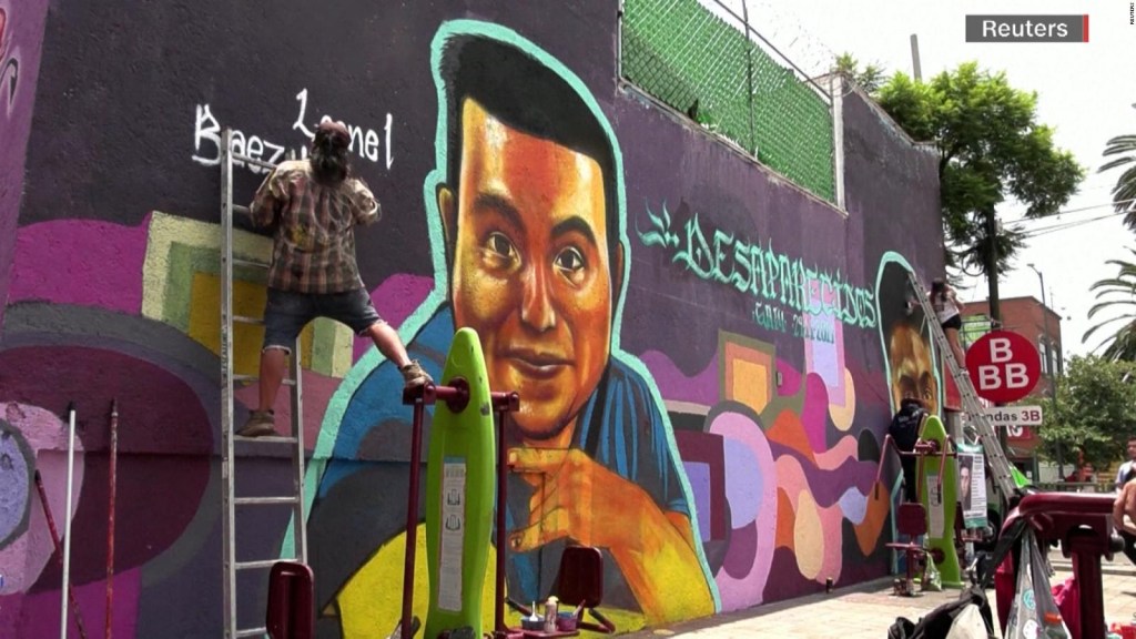 Pintan mural con rostros de desaparecidos en México