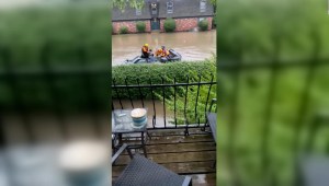 Autos flotan en las calles inundadas de San Louis