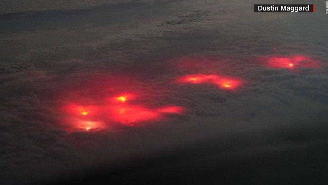 ¿Qué es este raro resplandor rojo sobre el Pacífico que captó un avión?