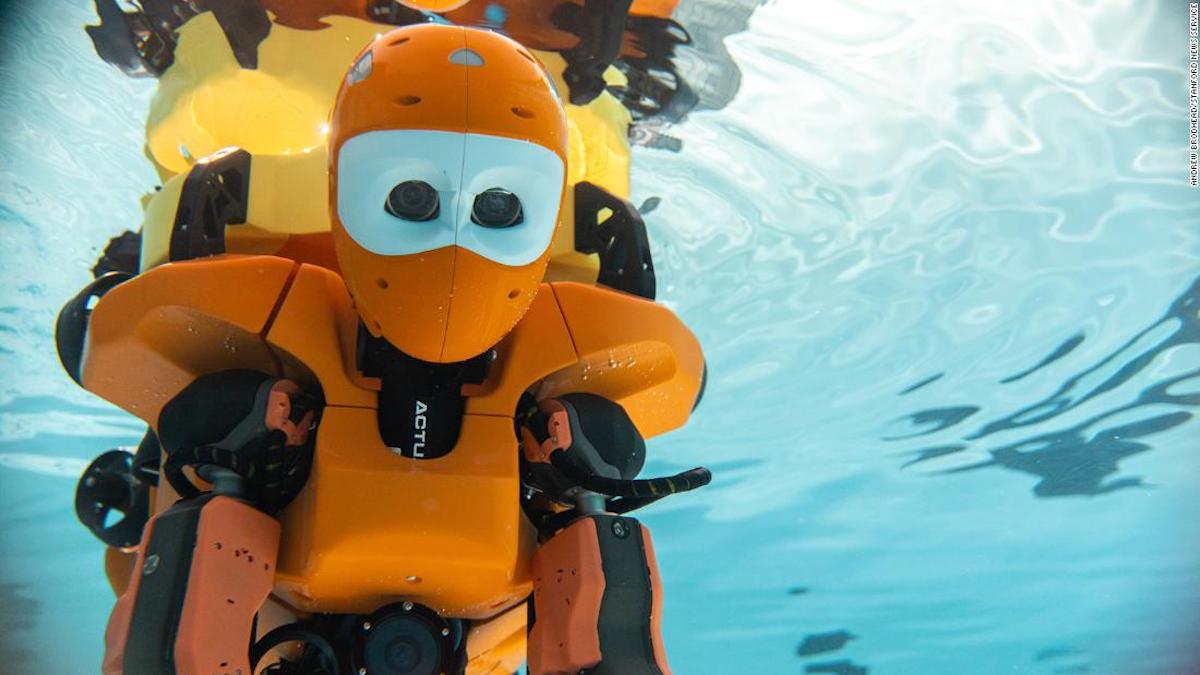 Robot buceador humanoide explora naufragios en el fondo del océano